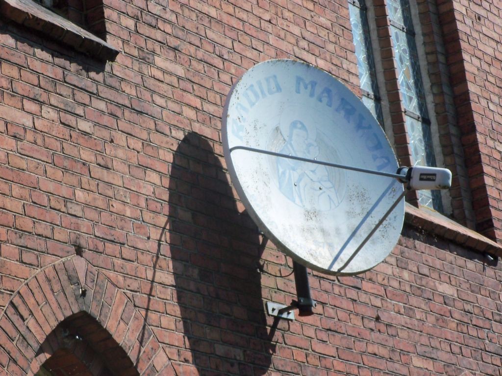 Die Kirche hat bestimmt besonders guten Gott-Empfang mit dieser heiligen Satelitenschüssel
