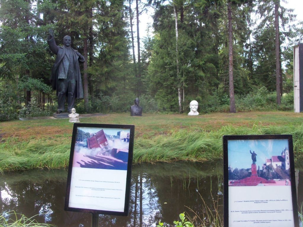 Teilweise war auf Bildern zu sehen wo die Statue einst stand und wie sie da entfernt wurde