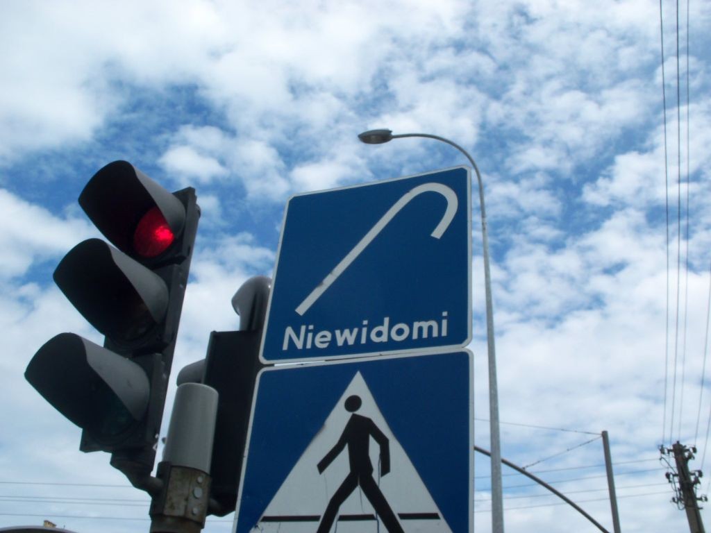 Eindeutig fordert uns dieses Verkehrsschild mit „Nie wieder Omi“ auf an diesem Fußgängerüberweg alte Frauen zu überfahren, richtig?