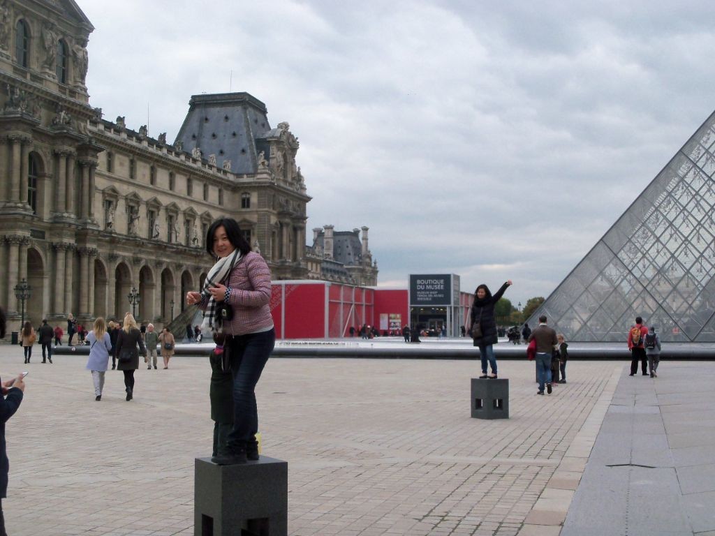 Bitte nehmen sie die offizielle Louvre Foto Position ein!