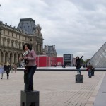 Bitte nehmen sie die offizielle Louvre Foto Position ein!
